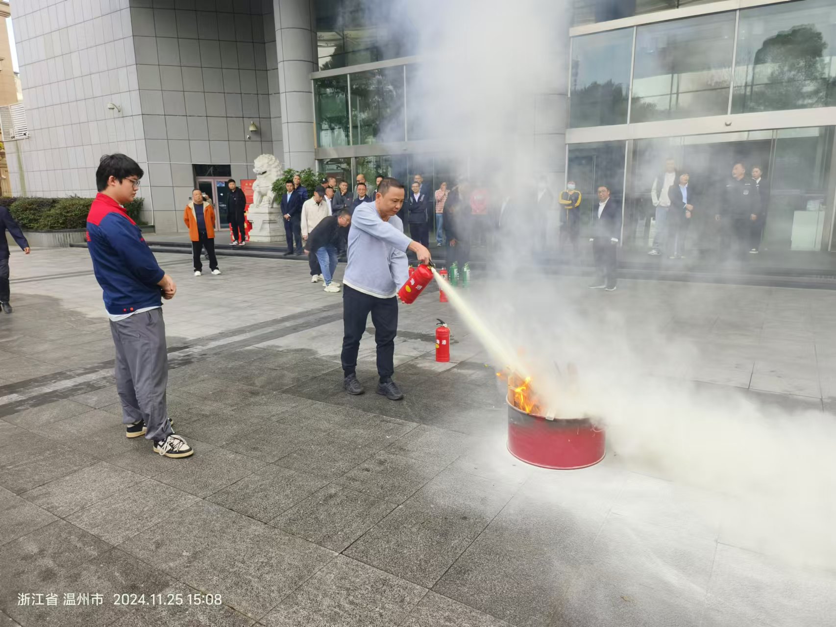 物管公司联合海港大厦物业开展消防月消防应急演练