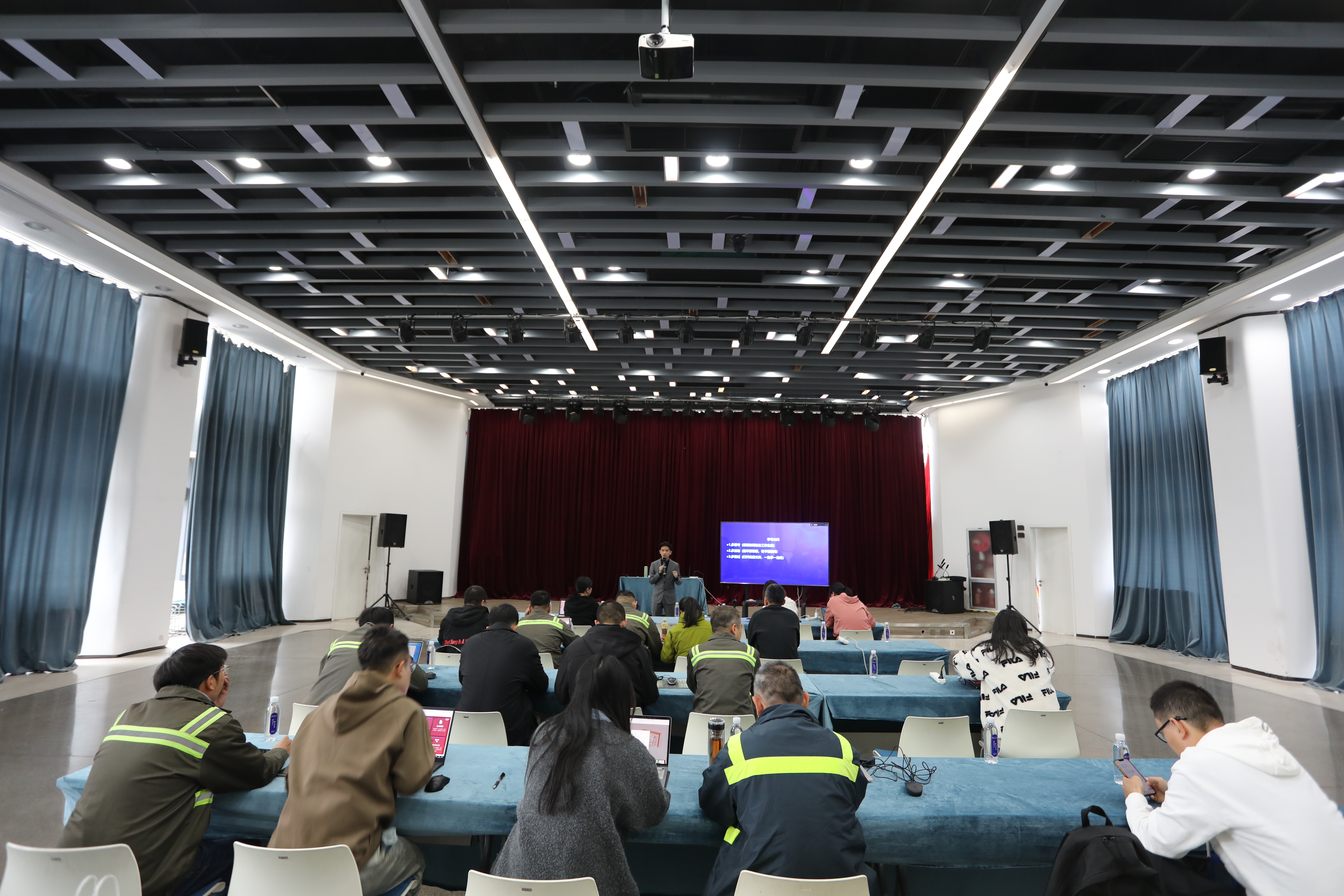 乐清湾公司举办“DeepSeek办公实战训练营”培训