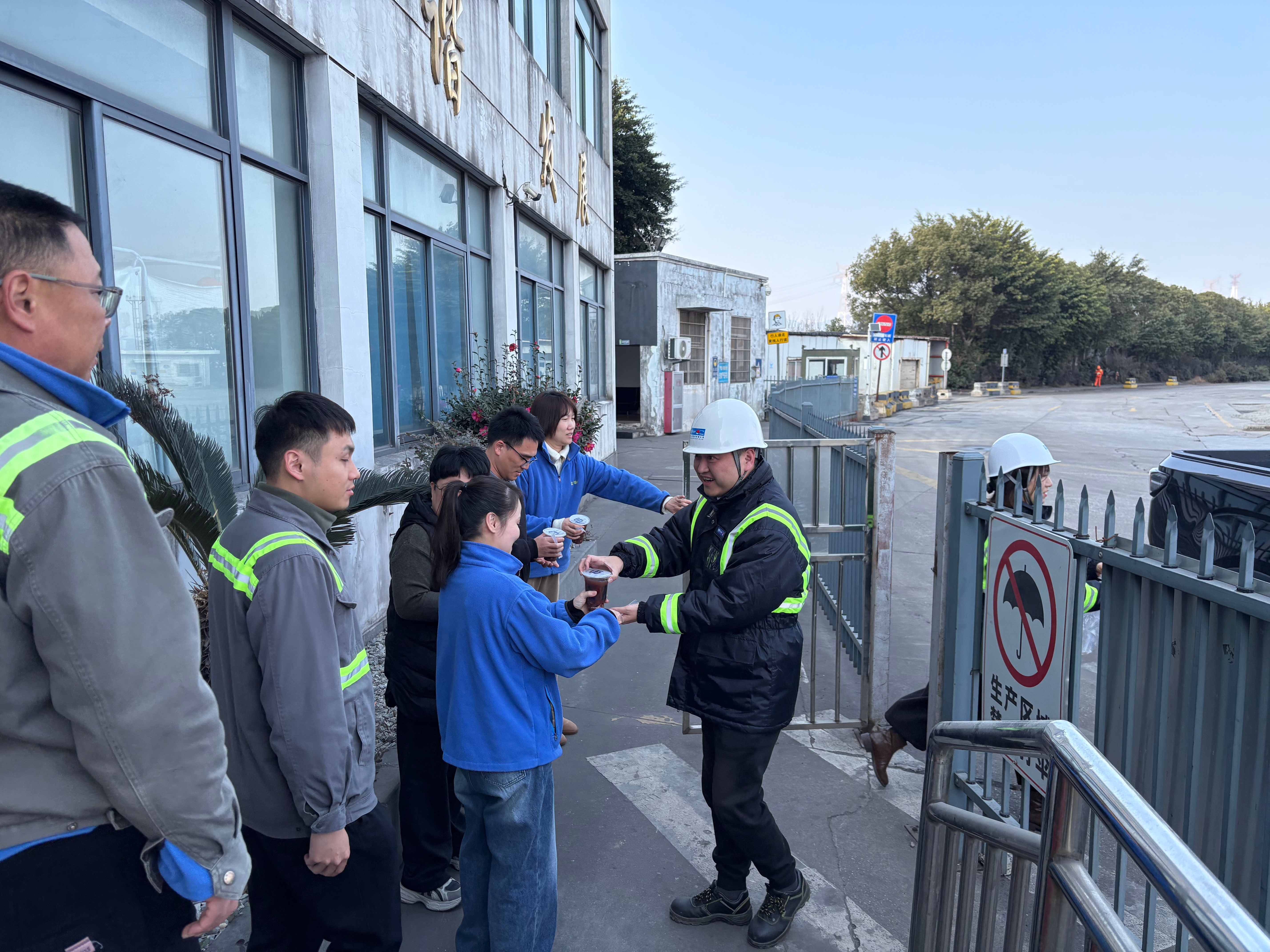 龙湾公司开展“冬季送温暖、红豆暖人心”活动