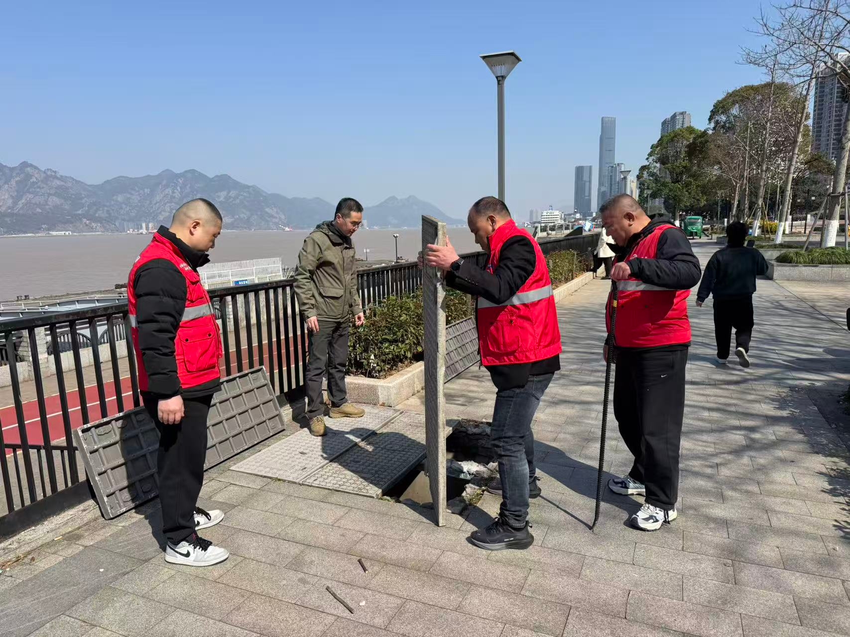 春风送暖志愿行 码头焕新展新颜