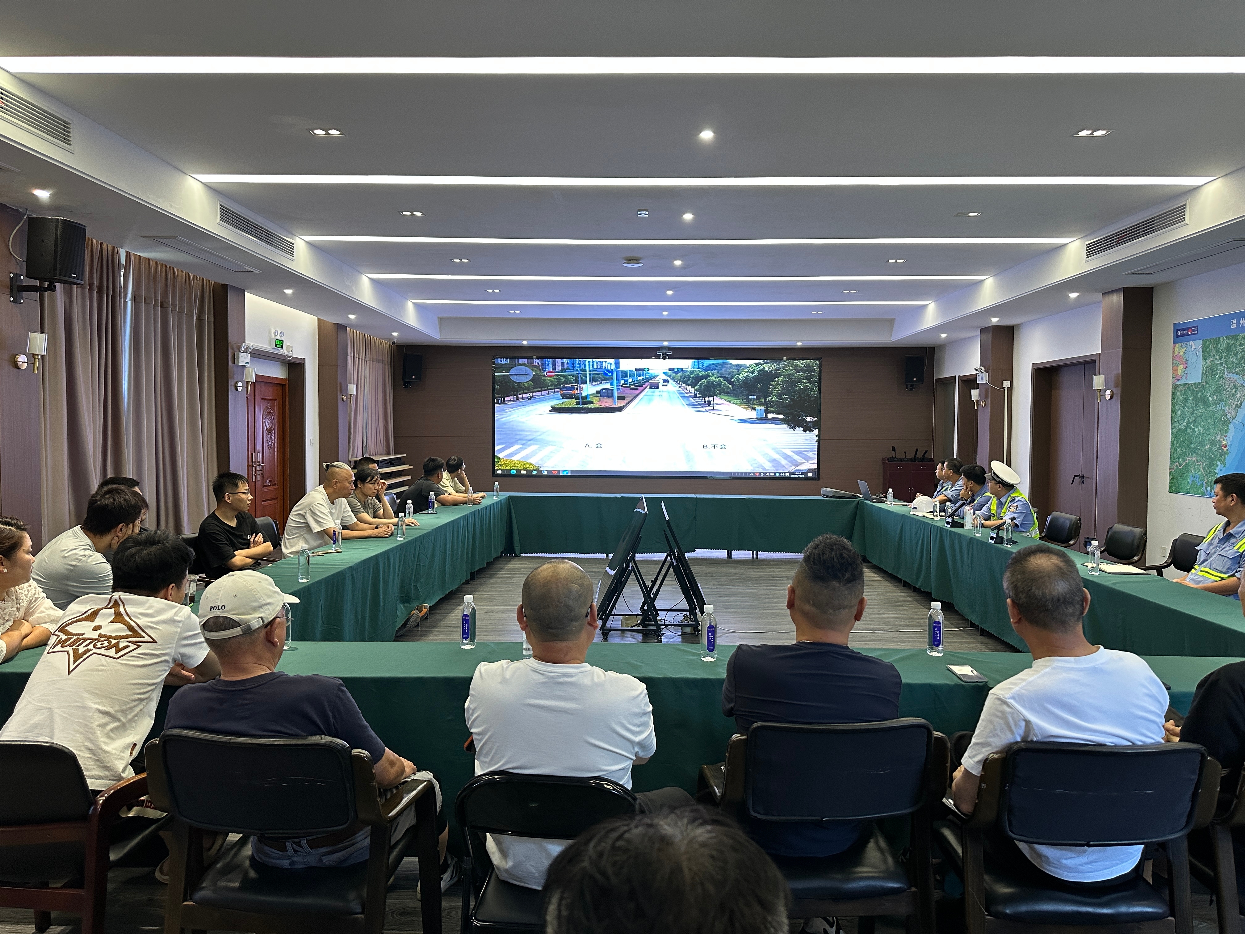 金洋公司联合乐清柳市交警开展相关方车队道路交通安全培训